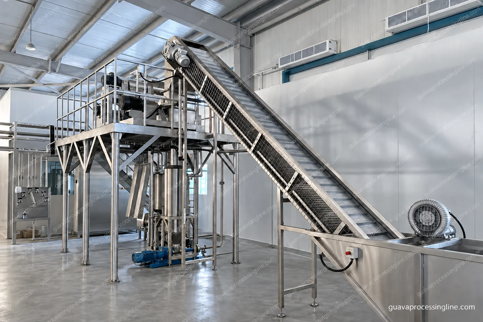 Wash-bath and inclined elevator arrangement with a head drive, side guarding and access platform. Layout reference for a combined washing configuration.